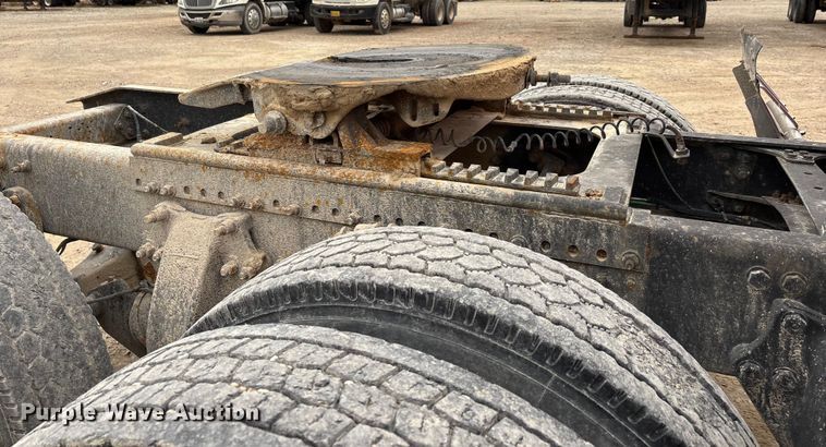 image for item DW7364 2001 Freightliner FLD120 semi truck