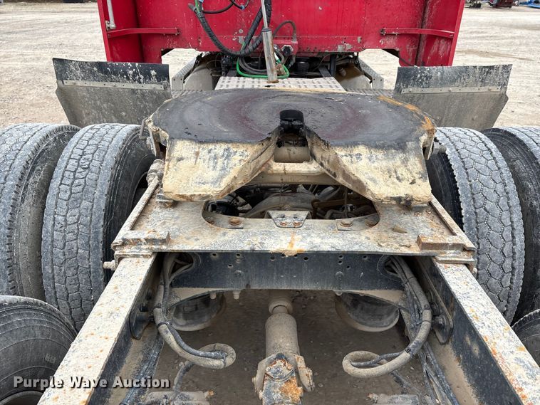 image for item DW7364 2001 Freightliner FLD120 semi truck