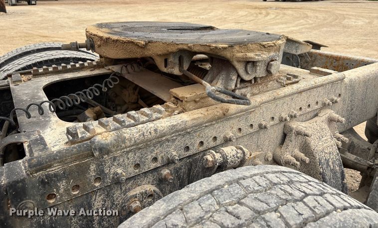 image for item DW7364 2001 Freightliner FLD120 semi truck