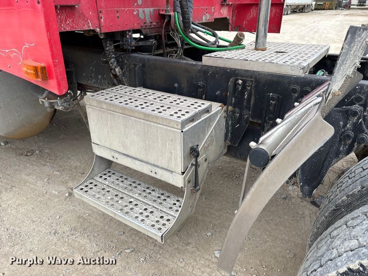 image for item DW7364 2001 Freightliner FLD120 semi truck