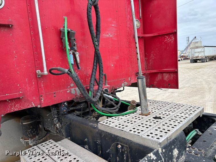 image for item DW7364 2001 Freightliner FLD120 semi truck