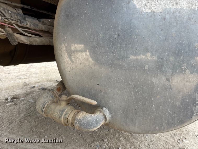 image for item DW7364 2001 Freightliner FLD120 semi truck