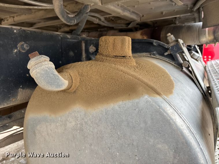 image for item DW7364 2001 Freightliner FLD120 semi truck