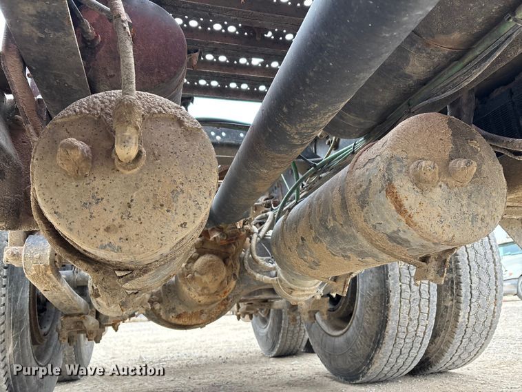 image for item DW7364 2001 Freightliner FLD120 semi truck