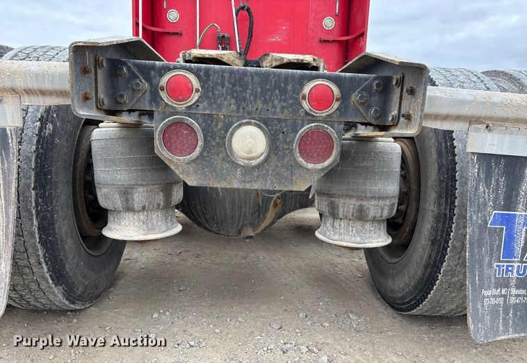 image for item DW7364 2001 Freightliner FLD120 semi truck