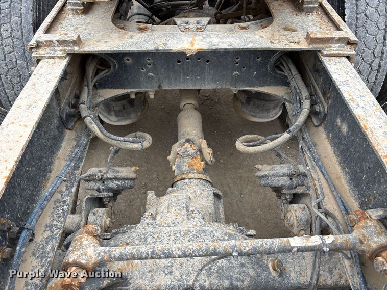 image for item DW7364 2001 Freightliner FLD120 semi truck