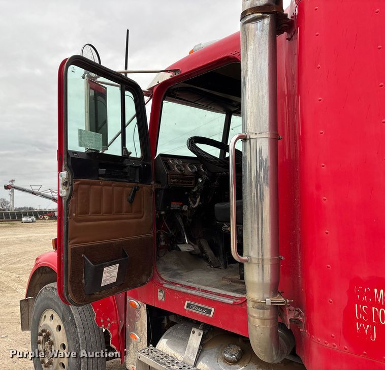 image for item DW7364 2001 Freightliner FLD120 semi truck