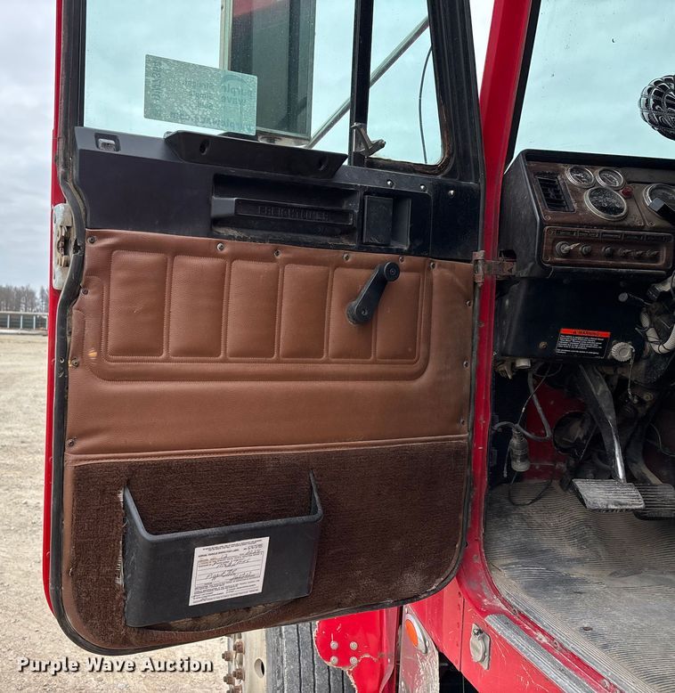 image for item DW7364 2001 Freightliner FLD120 semi truck