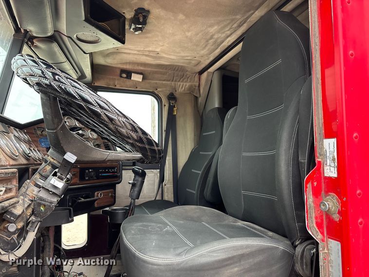 image for item DW7364 2001 Freightliner FLD120 semi truck