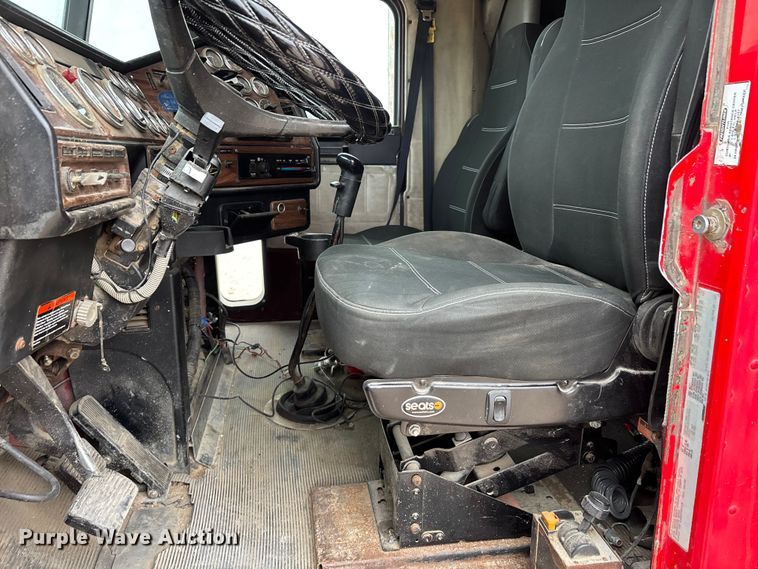 image for item DW7364 2001 Freightliner FLD120 semi truck