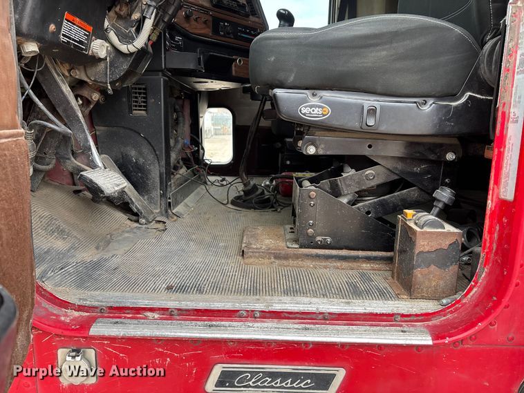 image for item DW7364 2001 Freightliner FLD120 semi truck