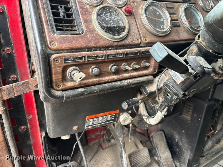 image for item DW7364 2001 Freightliner FLD120 semi truck