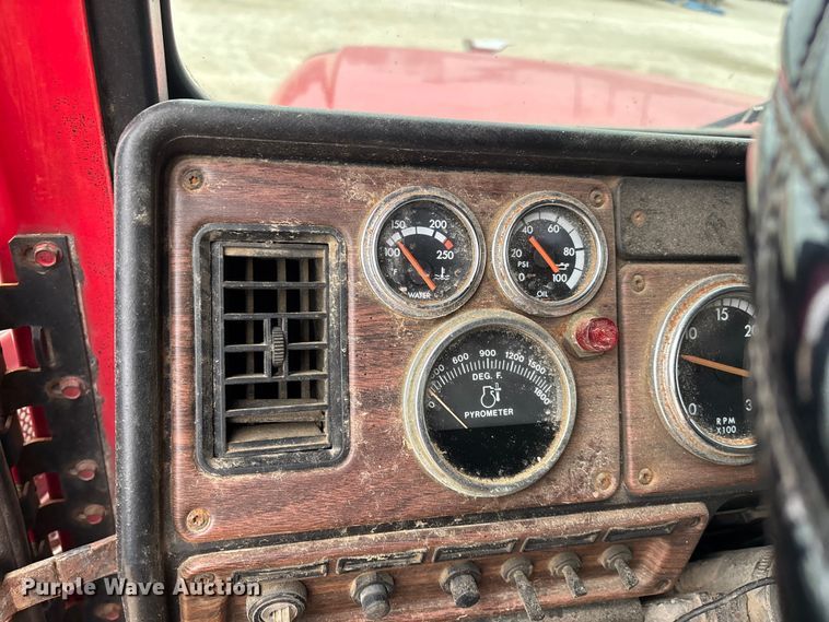 image for item DW7364 2001 Freightliner FLD120 semi truck