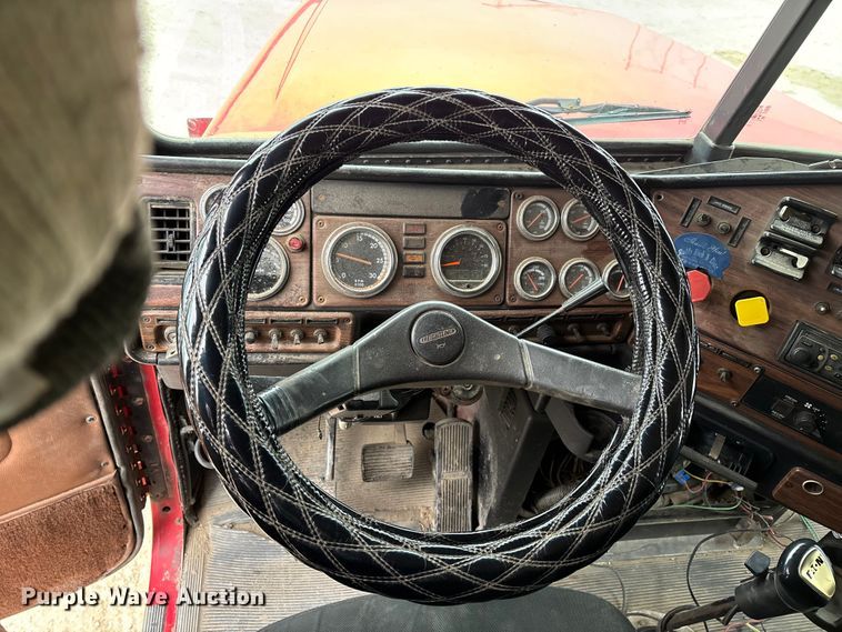 image for item DW7364 2001 Freightliner FLD120 semi truck