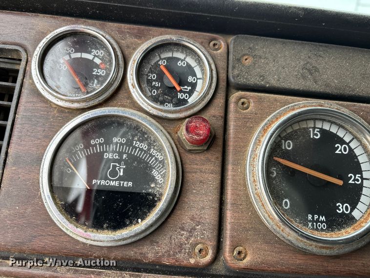 image for item DW7364 2001 Freightliner FLD120 semi truck