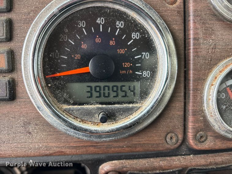 image for item DW7364 2001 Freightliner FLD120 semi truck