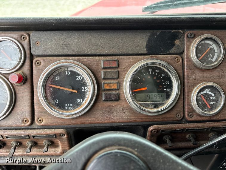 image for item DW7364 2001 Freightliner FLD120 semi truck