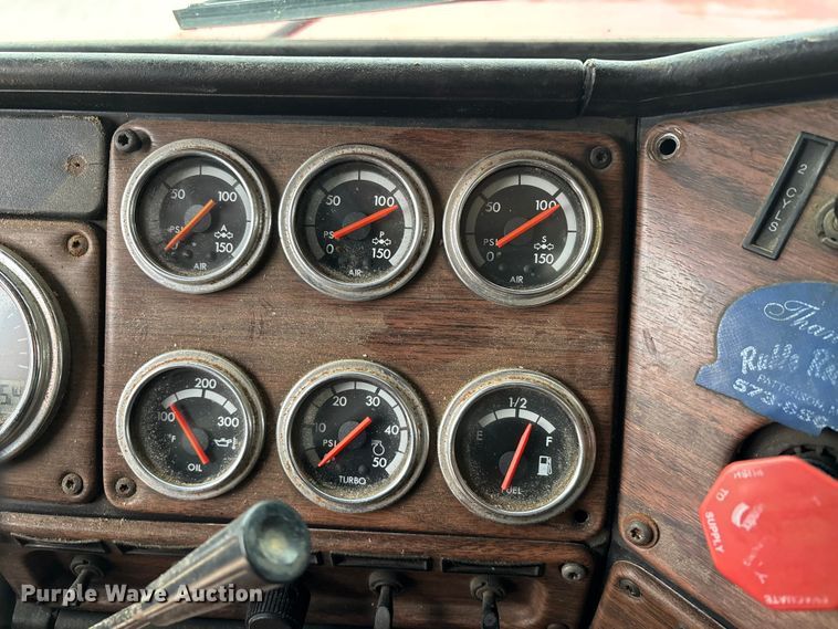 image for item DW7364 2001 Freightliner FLD120 semi truck