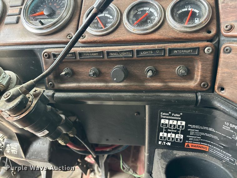 image for item DW7364 2001 Freightliner FLD120 semi truck