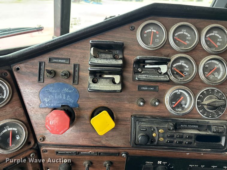 image for item DW7364 2001 Freightliner FLD120 semi truck