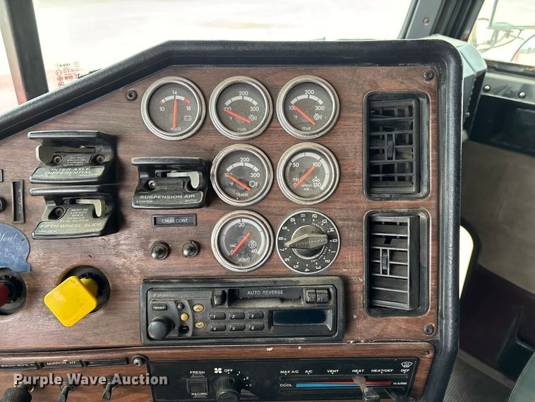 image for item DW7364 2001 Freightliner FLD120 semi truck