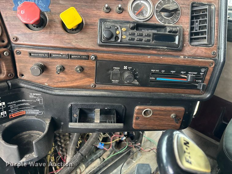 image for item DW7364 2001 Freightliner FLD120 semi truck