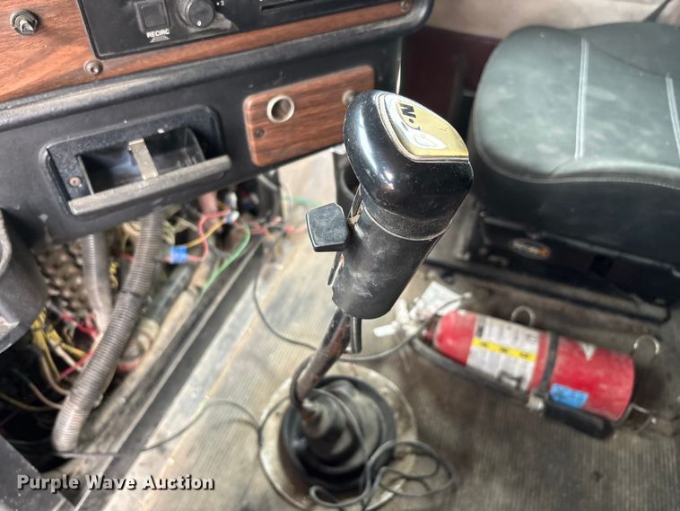 image for item DW7364 2001 Freightliner FLD120 semi truck