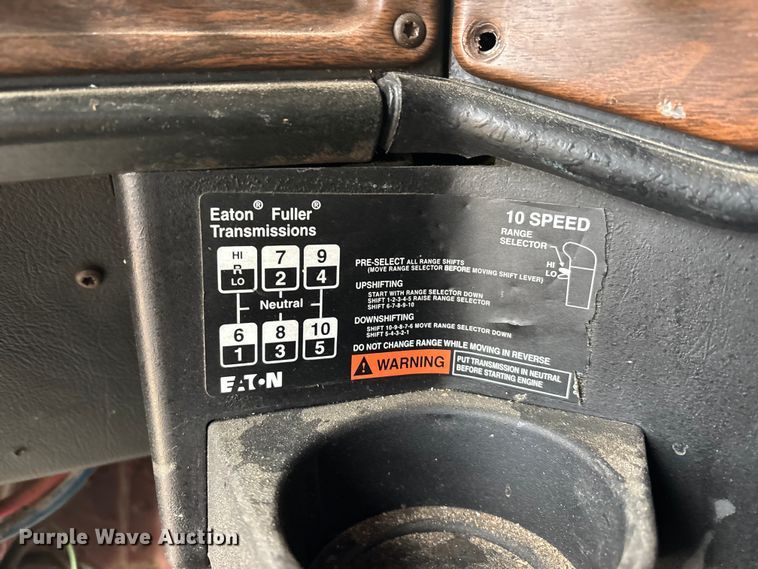 image for item DW7364 2001 Freightliner FLD120 semi truck