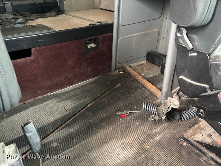 image for item DW7364 2001 Freightliner FLD120 semi truck