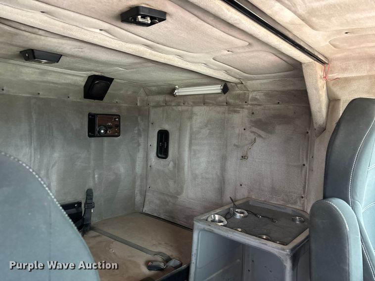 image for item DW7364 2001 Freightliner FLD120 semi truck