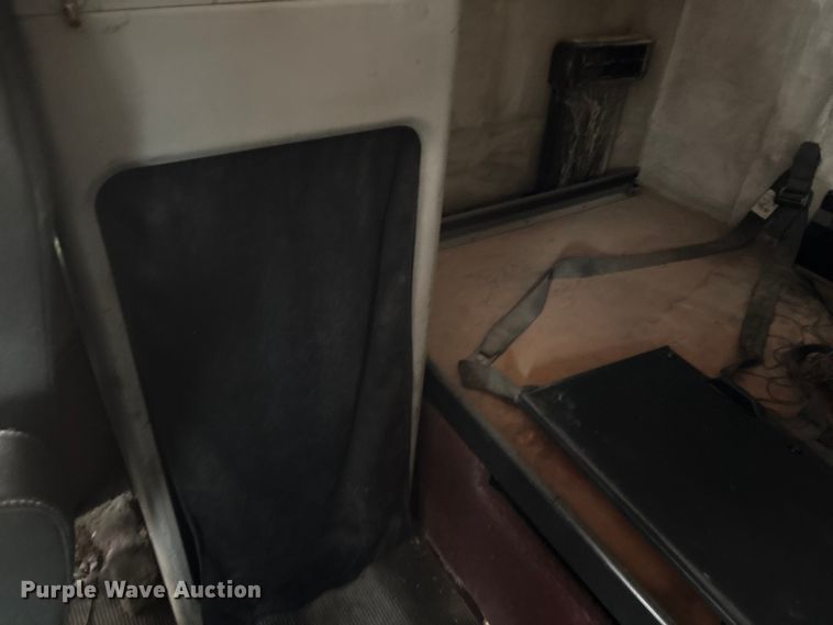 image for item DW7364 2001 Freightliner FLD120 semi truck