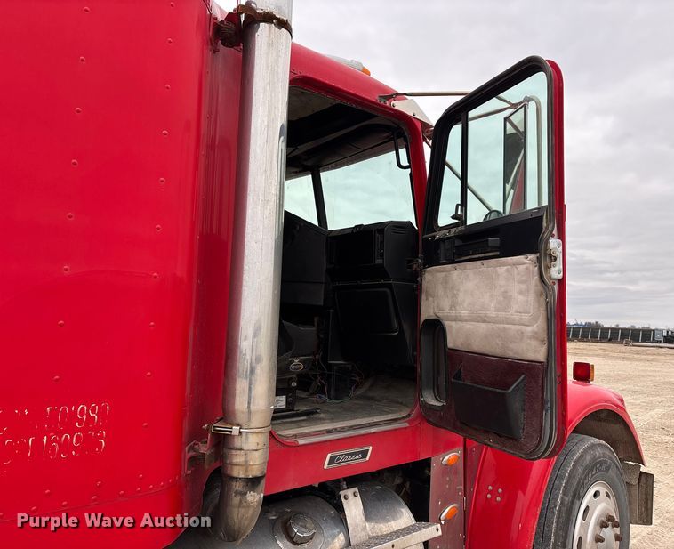 image for item DW7364 2001 Freightliner FLD120 semi truck