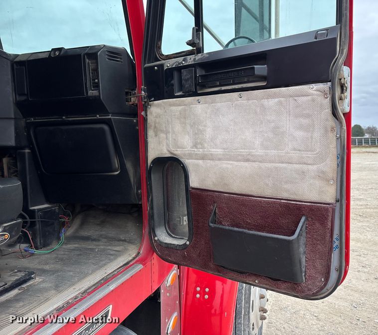 image for item DW7364 2001 Freightliner FLD120 semi truck