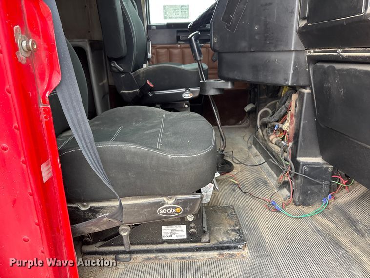 image for item DW7364 2001 Freightliner FLD120 semi truck