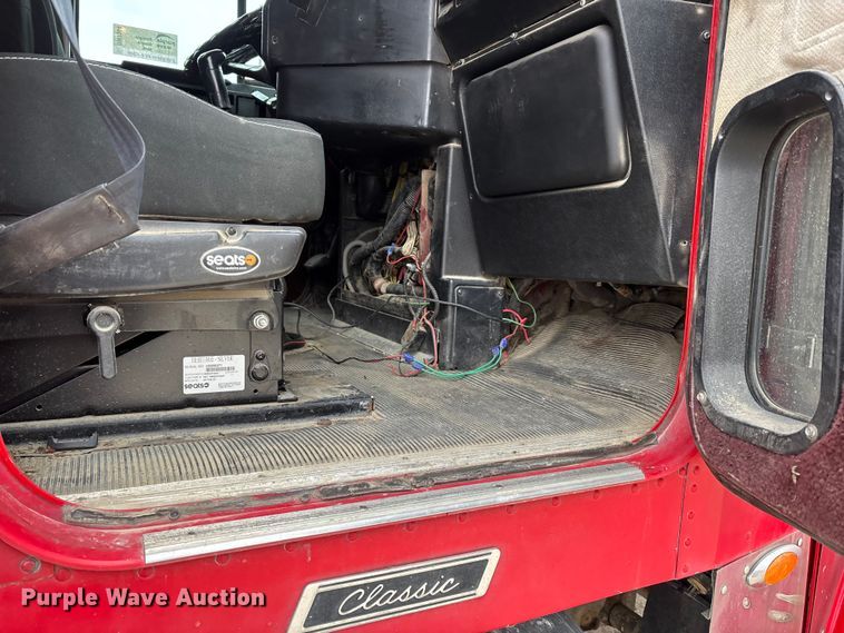 image for item DW7364 2001 Freightliner FLD120 semi truck