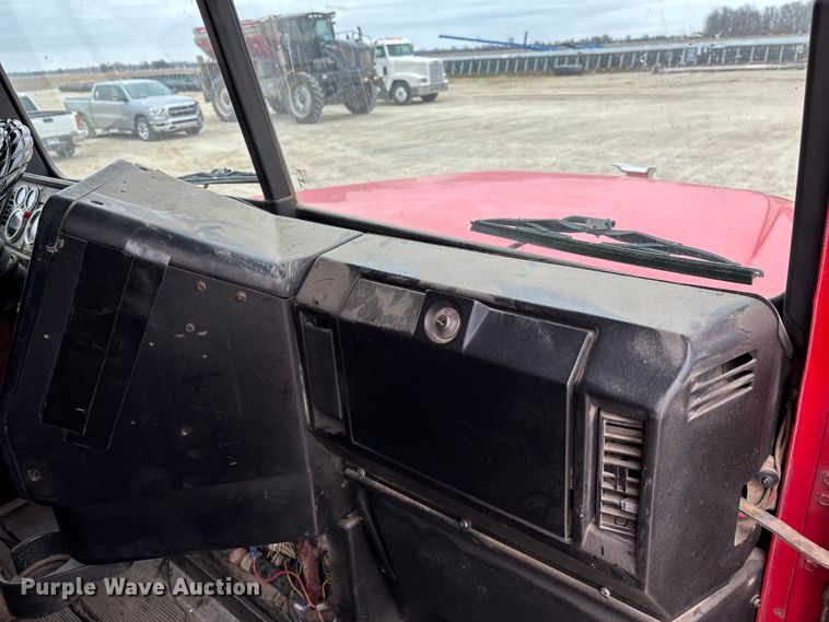 image for item DW7364 2001 Freightliner FLD120 semi truck