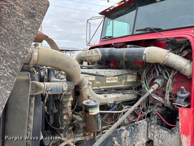 image for item DW7364 2001 Freightliner FLD120 semi truck