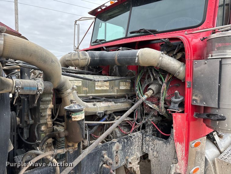 image for item DW7364 2001 Freightliner FLD120 semi truck