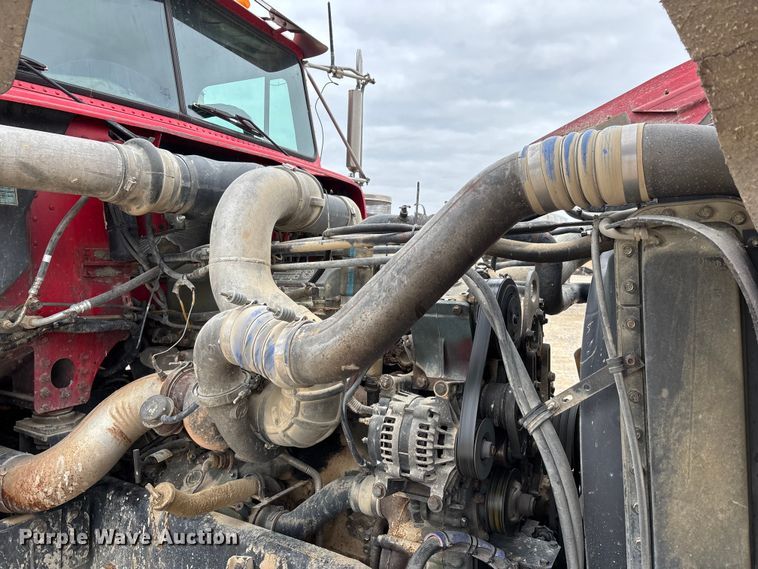 image for item DW7364 2001 Freightliner FLD120 semi truck