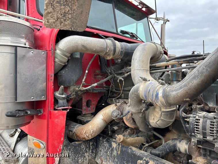 image for item DW7364 2001 Freightliner FLD120 semi truck