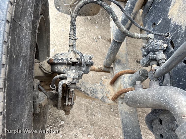 image for item DW7364 2001 Freightliner FLD120 semi truck