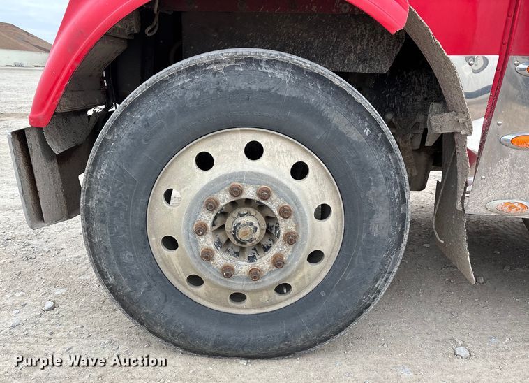 image for item DW7364 2001 Freightliner FLD120 semi truck