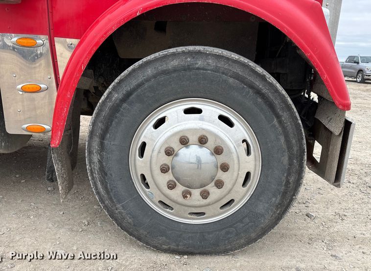 image for item DW7364 2001 Freightliner FLD120 semi truck