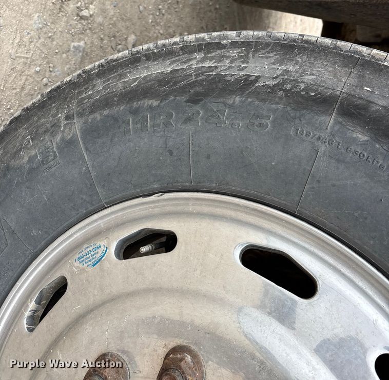 image for item DW7364 2001 Freightliner FLD120 semi truck