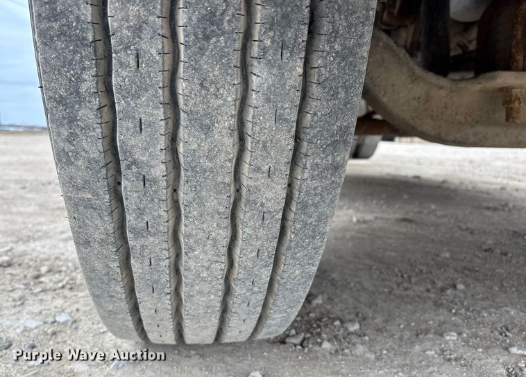 image for item DW7364 2001 Freightliner FLD120 semi truck