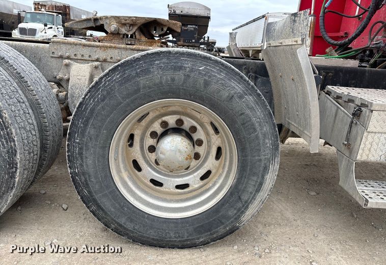 image for item DW7364 2001 Freightliner FLD120 semi truck