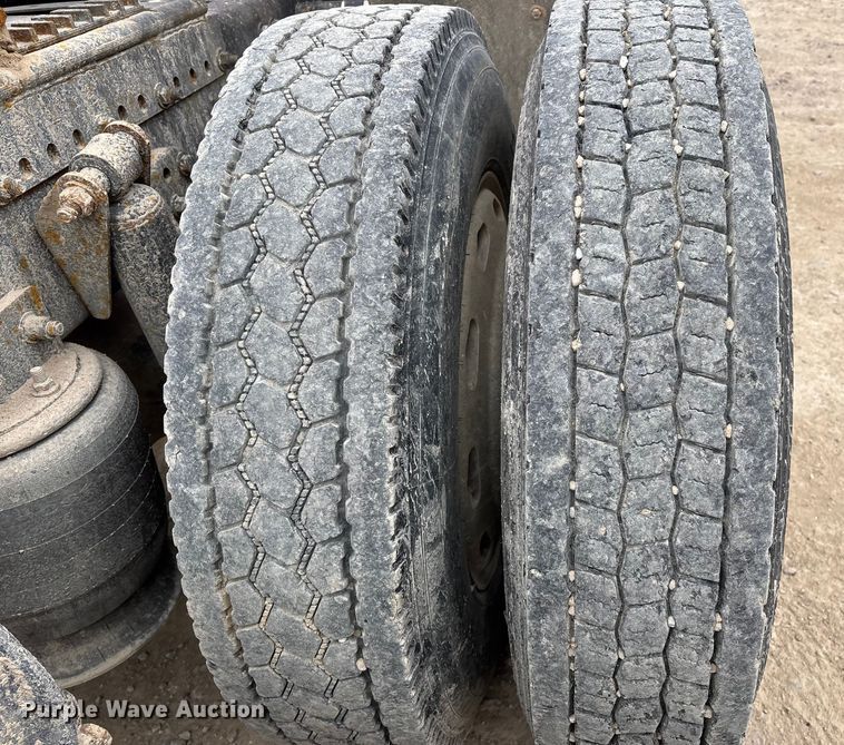 image for item DW7364 2001 Freightliner FLD120 semi truck