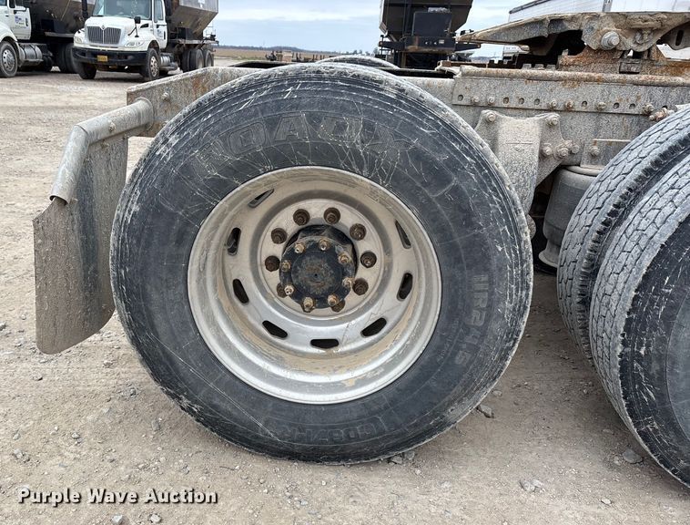 image for item DW7364 2001 Freightliner FLD120 semi truck