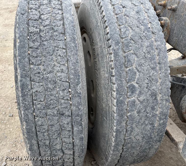 image for item DW7364 2001 Freightliner FLD120 semi truck