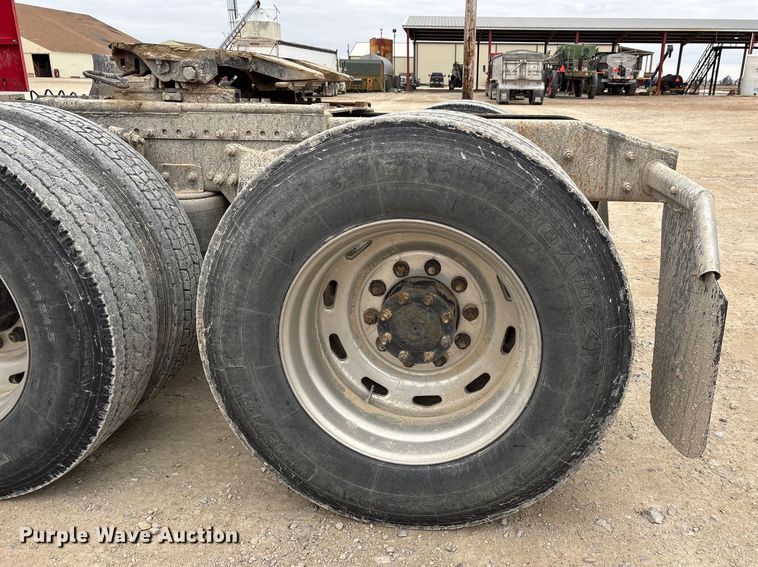 image for item DW7364 2001 Freightliner FLD120 semi truck